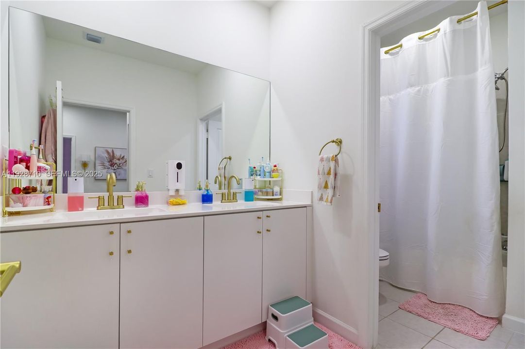 En Venta: $649,000 (4 camas, 2 baños, 2205 Pies cuadrados)