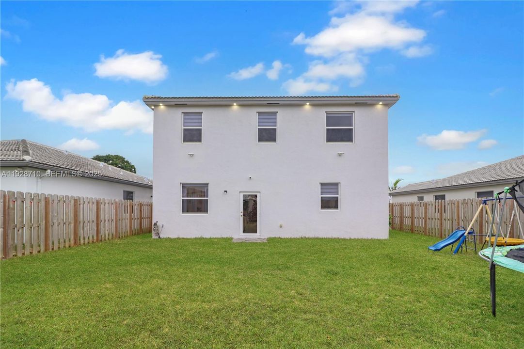 En Venta: $649,000 (4 camas, 2 baños, 2205 Pies cuadrados)