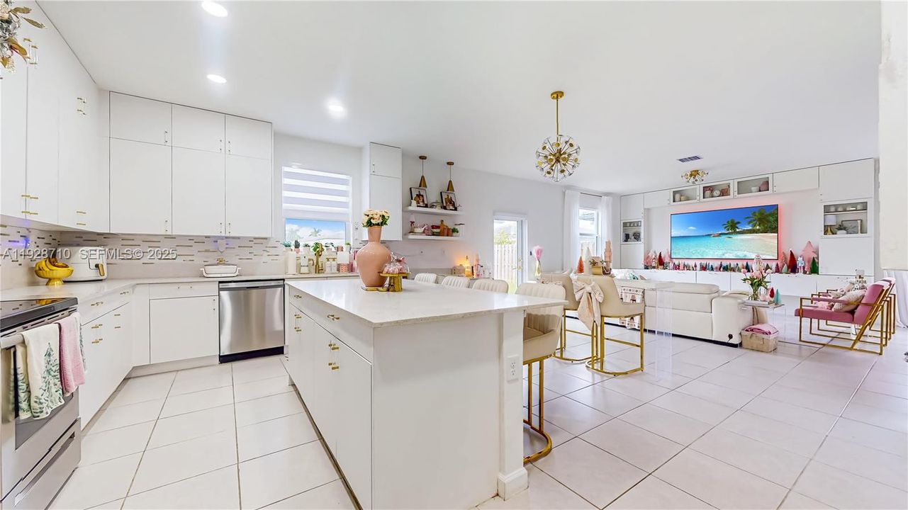 En Venta: $649,000 (4 camas, 2 baños, 2205 Pies cuadrados)