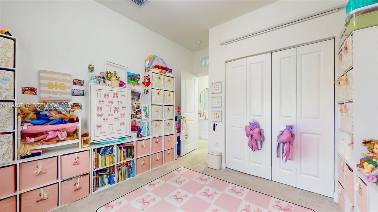 En Venta: $649,000 (4 camas, 2 baños, 2205 Pies cuadrados)