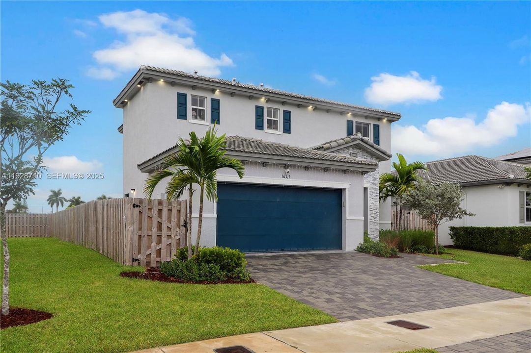 En Venta: $649,000 (4 camas, 2 baños, 2205 Pies cuadrados)