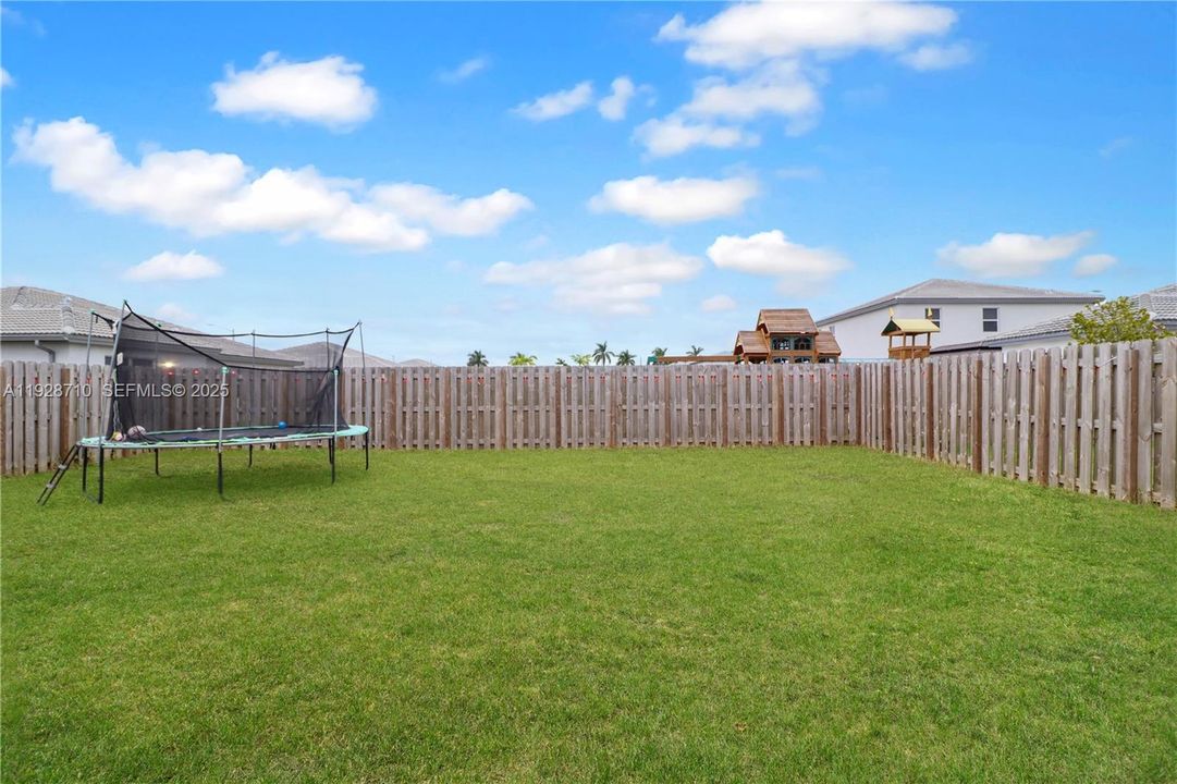 En Venta: $649,000 (4 camas, 2 baños, 2205 Pies cuadrados)