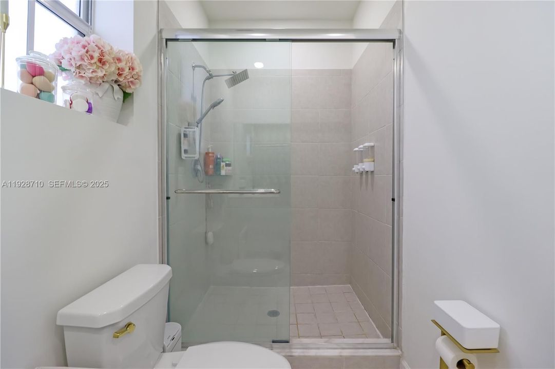 En Venta: $649,000 (4 camas, 2 baños, 2205 Pies cuadrados)