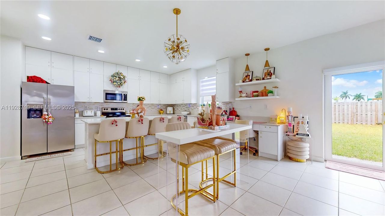 En Venta: $649,000 (4 camas, 2 baños, 2205 Pies cuadrados)