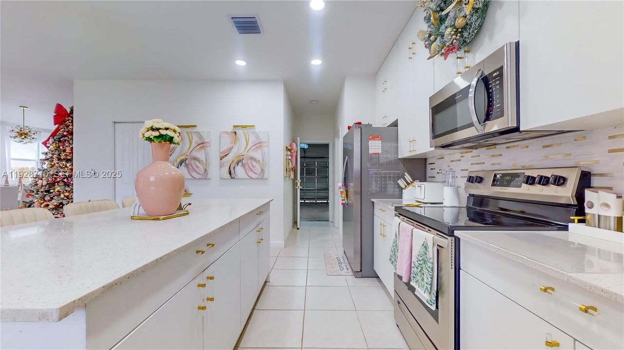 En Venta: $649,000 (4 camas, 2 baños, 2205 Pies cuadrados)