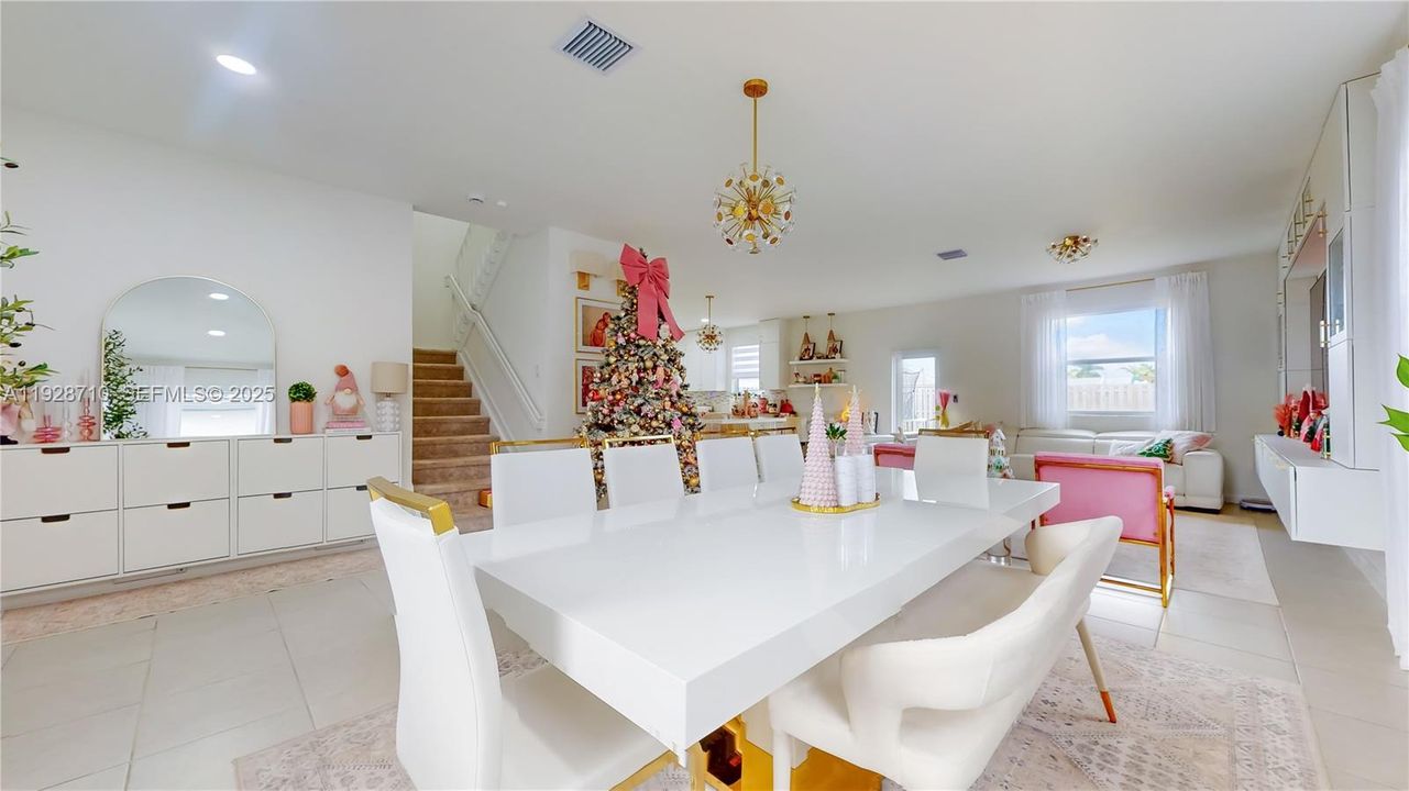 En Venta: $649,000 (4 camas, 2 baños, 2205 Pies cuadrados)