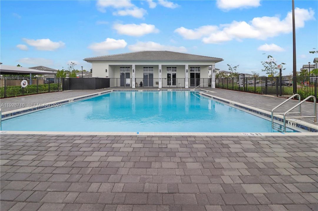 En Venta: $649,000 (4 camas, 2 baños, 2205 Pies cuadrados)