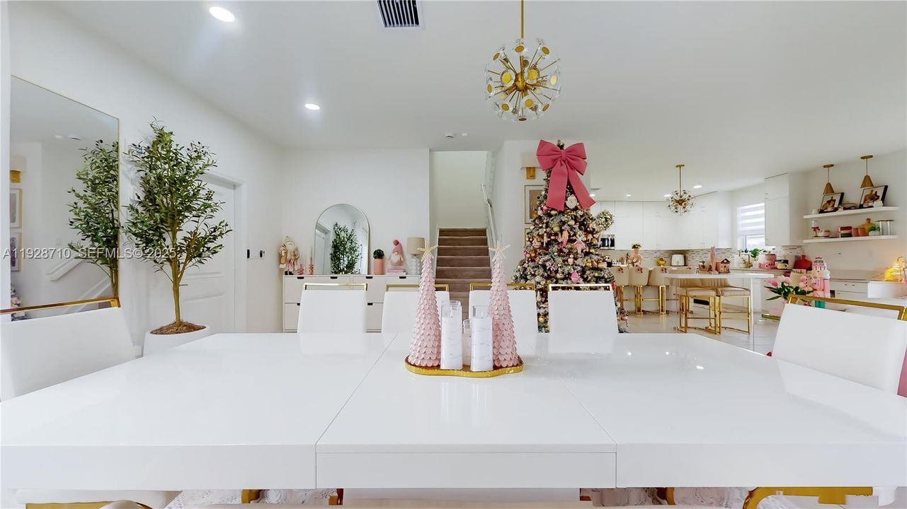 En Venta: $649,000 (4 camas, 2 baños, 2205 Pies cuadrados)