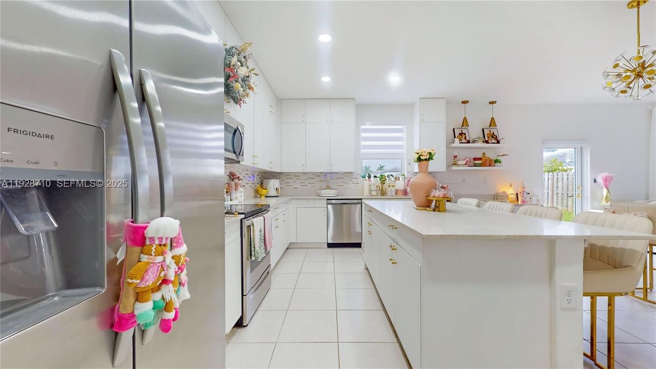 En Venta: $649,000 (4 camas, 2 baños, 2205 Pies cuadrados)