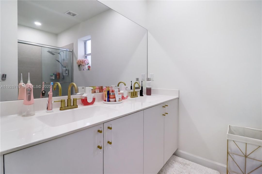 En Venta: $649,000 (4 camas, 2 baños, 2205 Pies cuadrados)