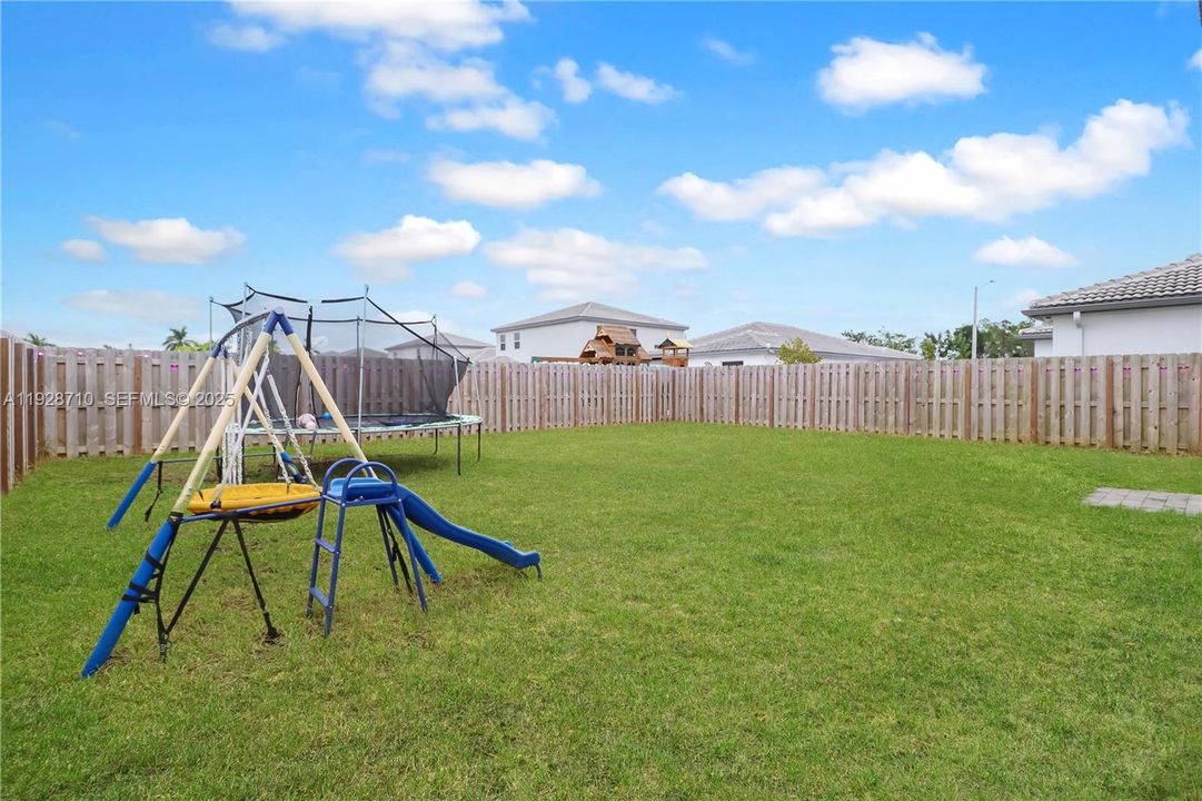 En Venta: $649,000 (4 camas, 2 baños, 2205 Pies cuadrados)