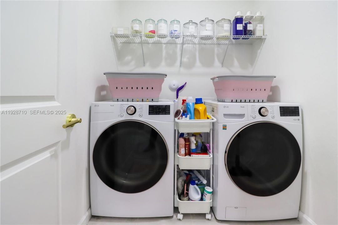 En Venta: $649,000 (4 camas, 2 baños, 2205 Pies cuadrados)