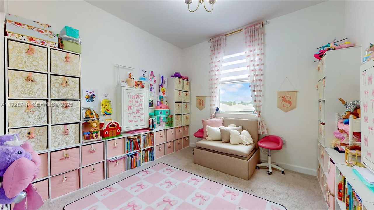 En Venta: $649,000 (4 camas, 2 baños, 2205 Pies cuadrados)