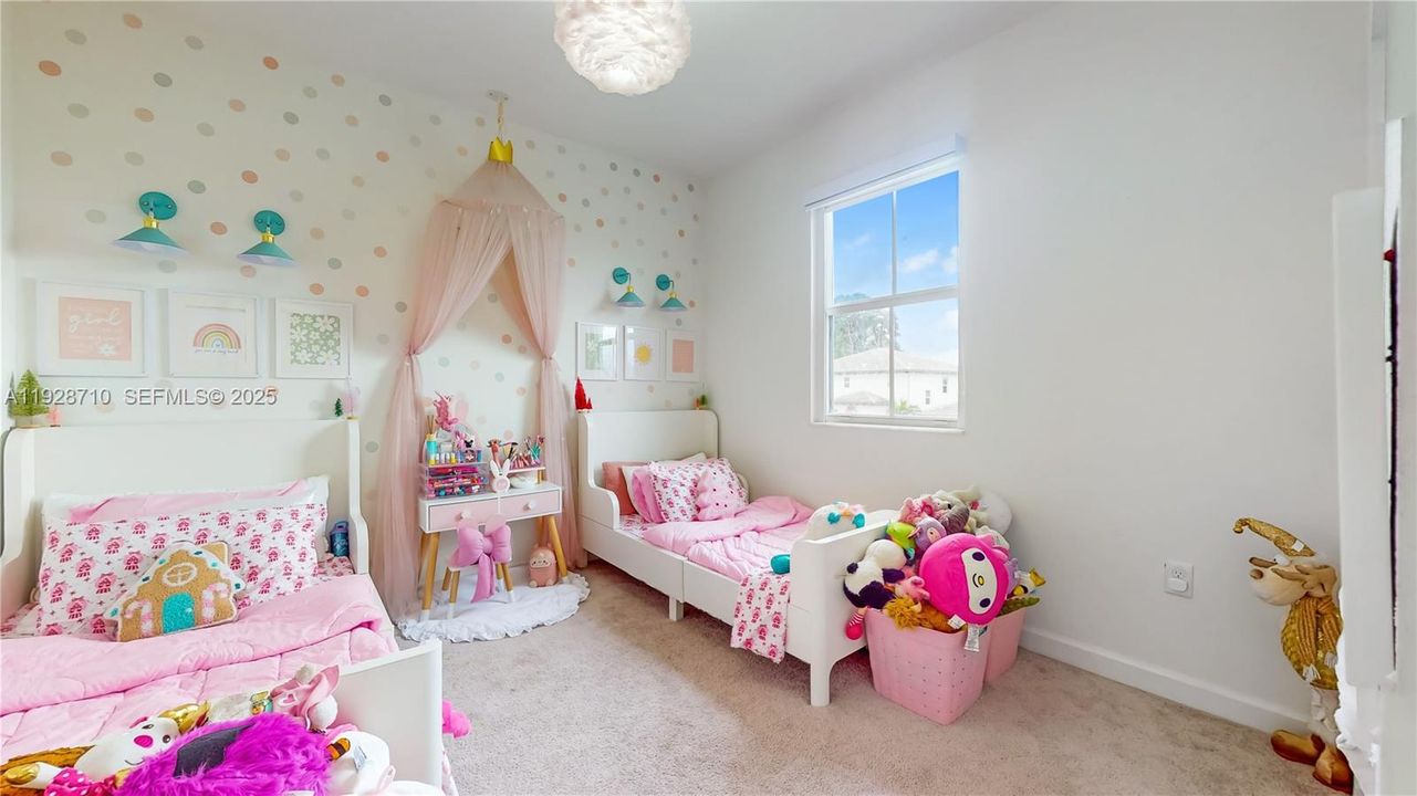 En Venta: $649,000 (4 camas, 2 baños, 2205 Pies cuadrados)