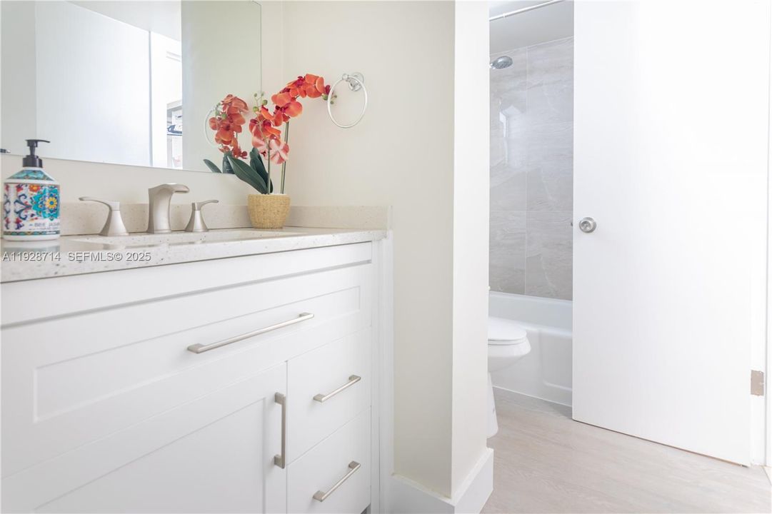 For Sale: $210,000 (1 beds, 1 baths, 812 Square Feet)