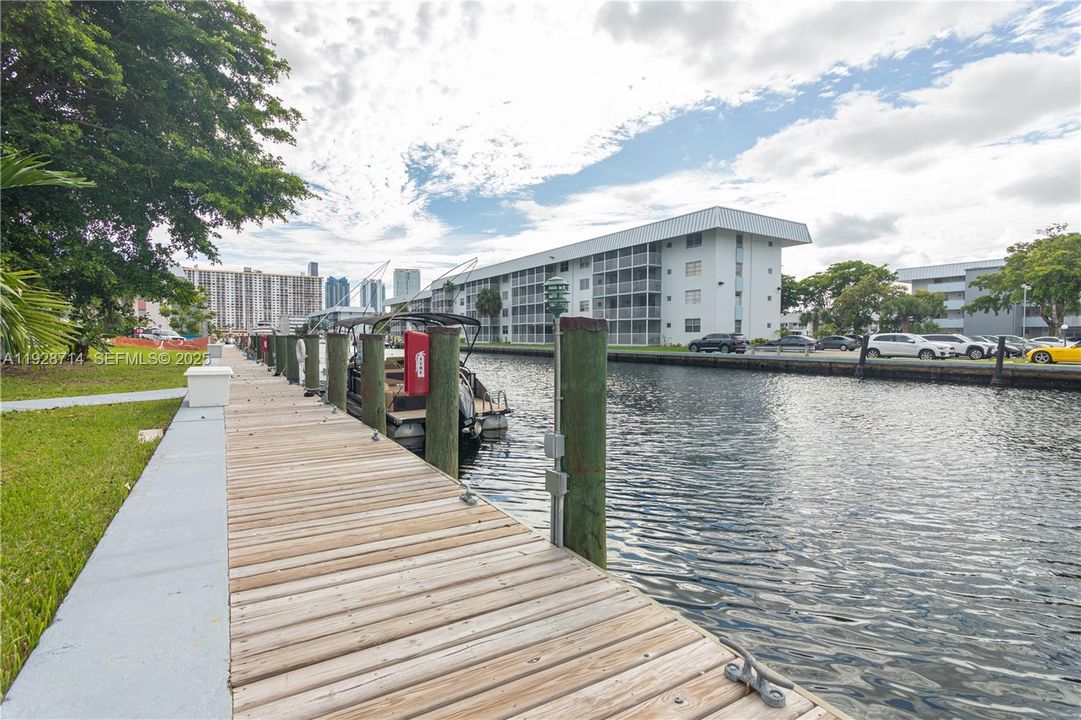 For Sale: $210,000 (1 beds, 1 baths, 812 Square Feet)