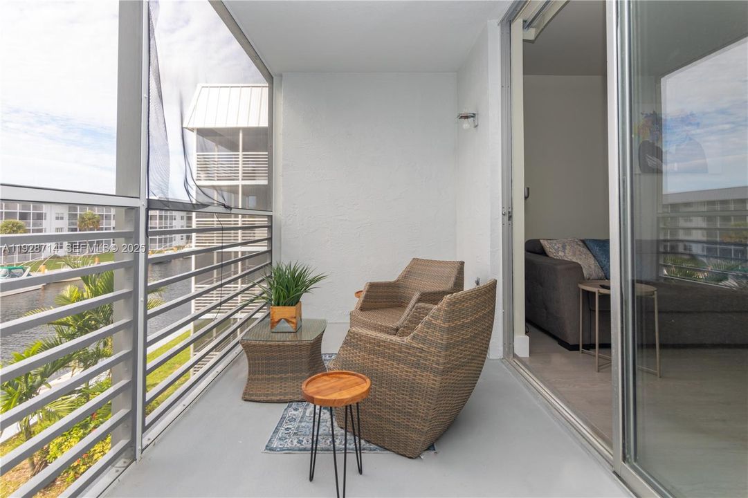 For Sale: $210,000 (1 beds, 1 baths, 812 Square Feet)