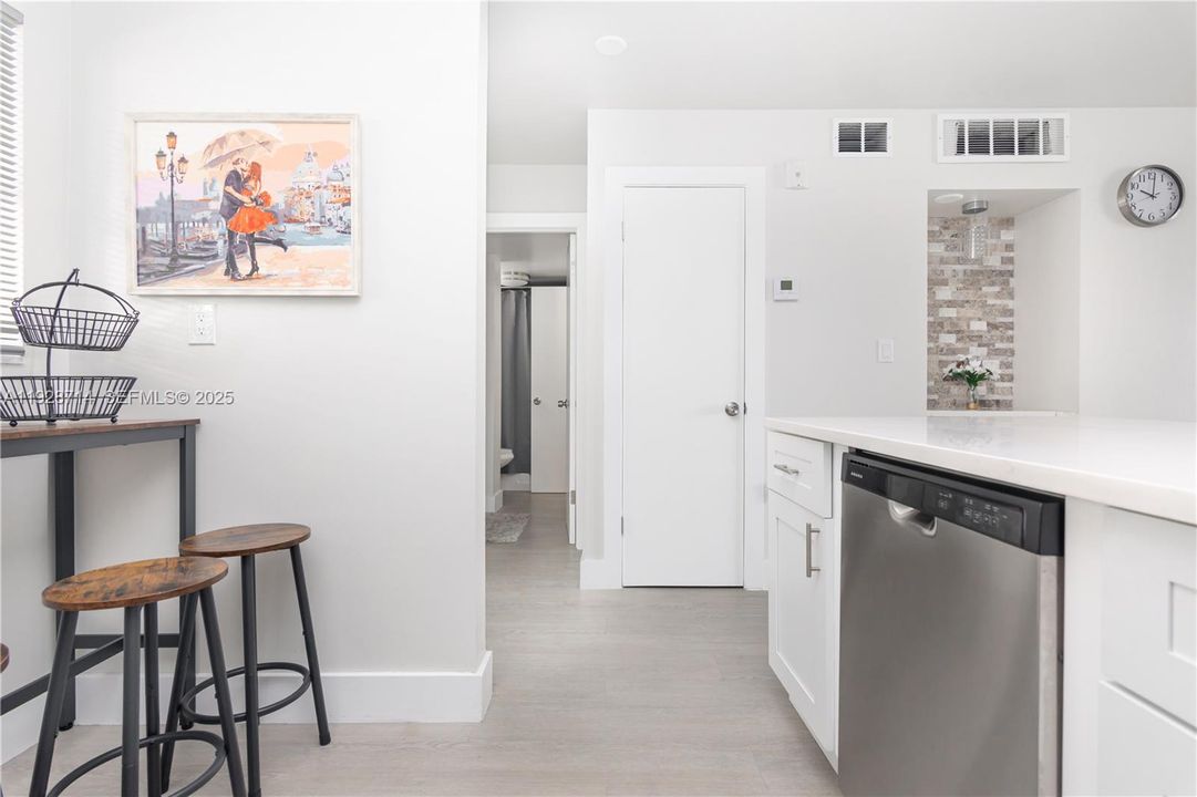 For Sale: $210,000 (1 beds, 1 baths, 812 Square Feet)