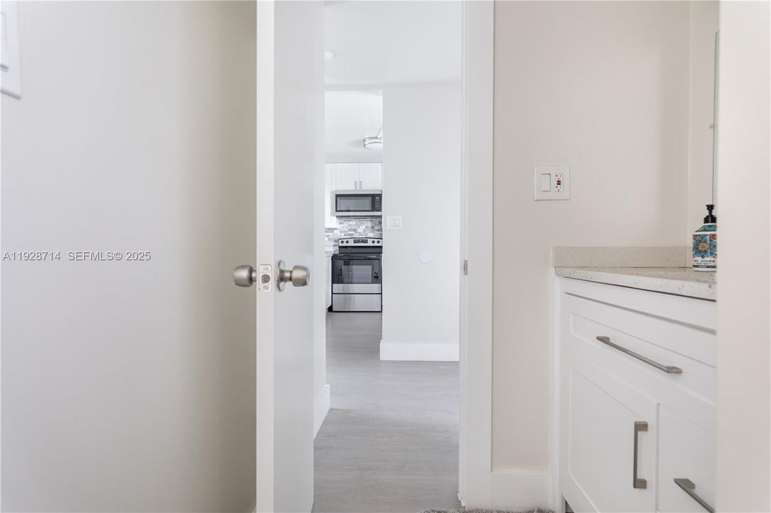 For Sale: $210,000 (1 beds, 1 baths, 812 Square Feet)