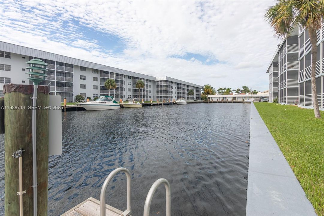 For Sale: $210,000 (1 beds, 1 baths, 812 Square Feet)