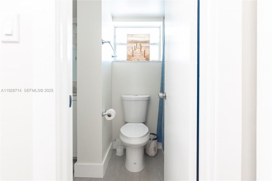 For Sale: $210,000 (1 beds, 1 baths, 812 Square Feet)