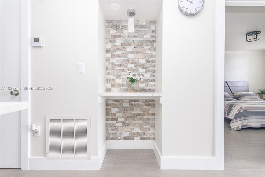 For Sale: $210,000 (1 beds, 1 baths, 812 Square Feet)