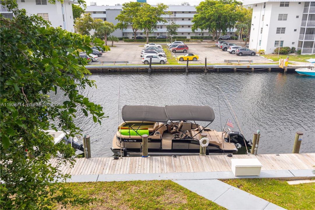 For Sale: $210,000 (1 beds, 1 baths, 812 Square Feet)