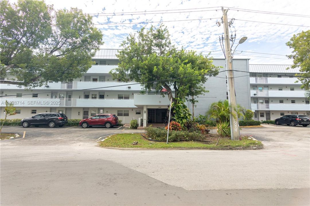 For Sale: $210,000 (1 beds, 1 baths, 812 Square Feet)