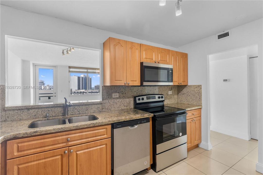 出租: $2,500 (1 贝兹, 2 浴室, 912 平方英尺)