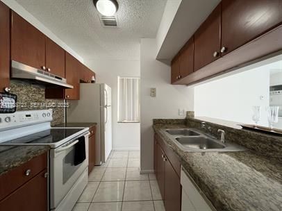 В аренду: $2,300 (3 спален, 2 ванн, 950 Квадратных фут)