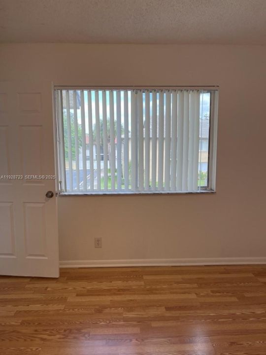 В аренду: $2,300 (3 спален, 2 ванн, 950 Квадратных фут)