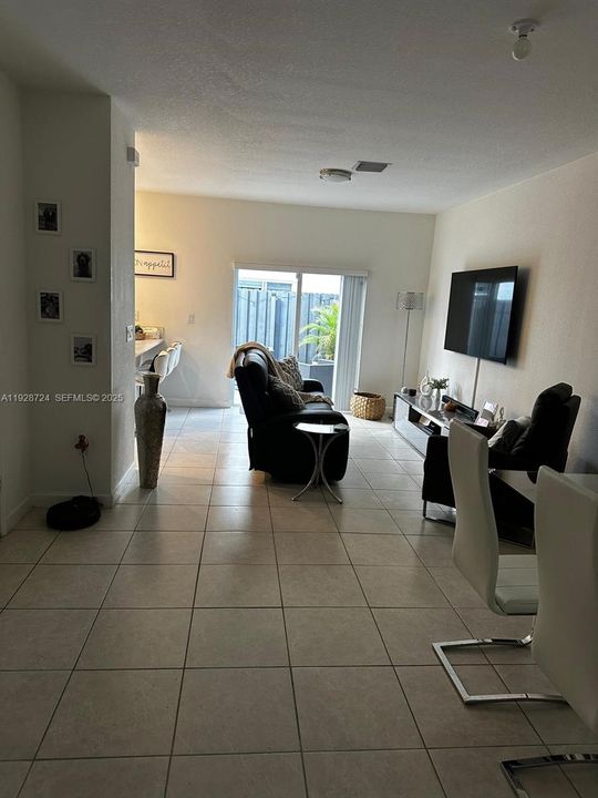 For Rent: $2,900 (3 beds, 2 baths, 1331 Square Feet)