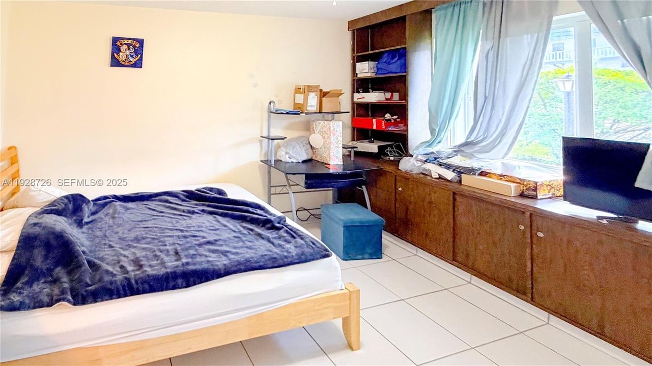 For Sale: $215,000 (2 beds, 2 baths, 1156 Square Feet)