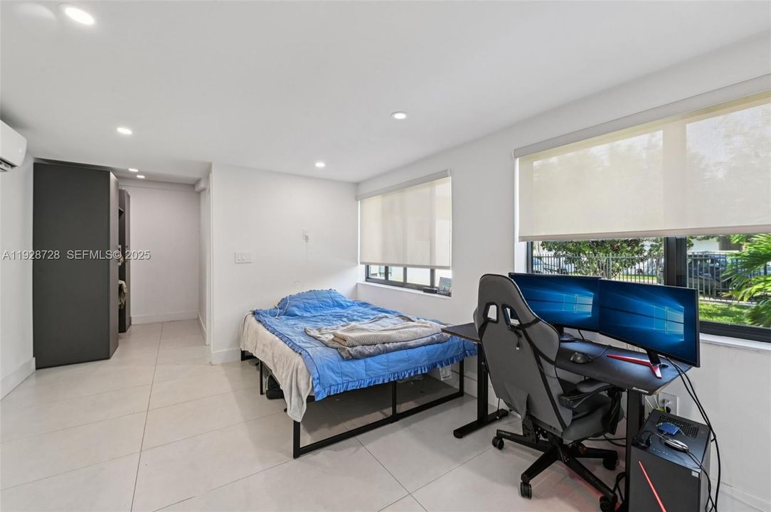 В аренду: $1,700 (1 спален, 1 ванн, 1765 Квадратных фут)