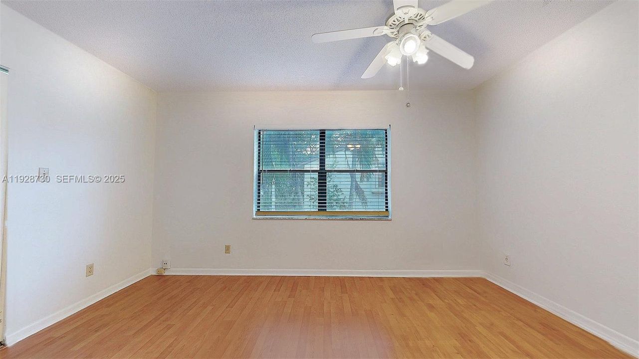 For Sale: $370,000 (2 beds, 1 baths, 1100 Square Feet)