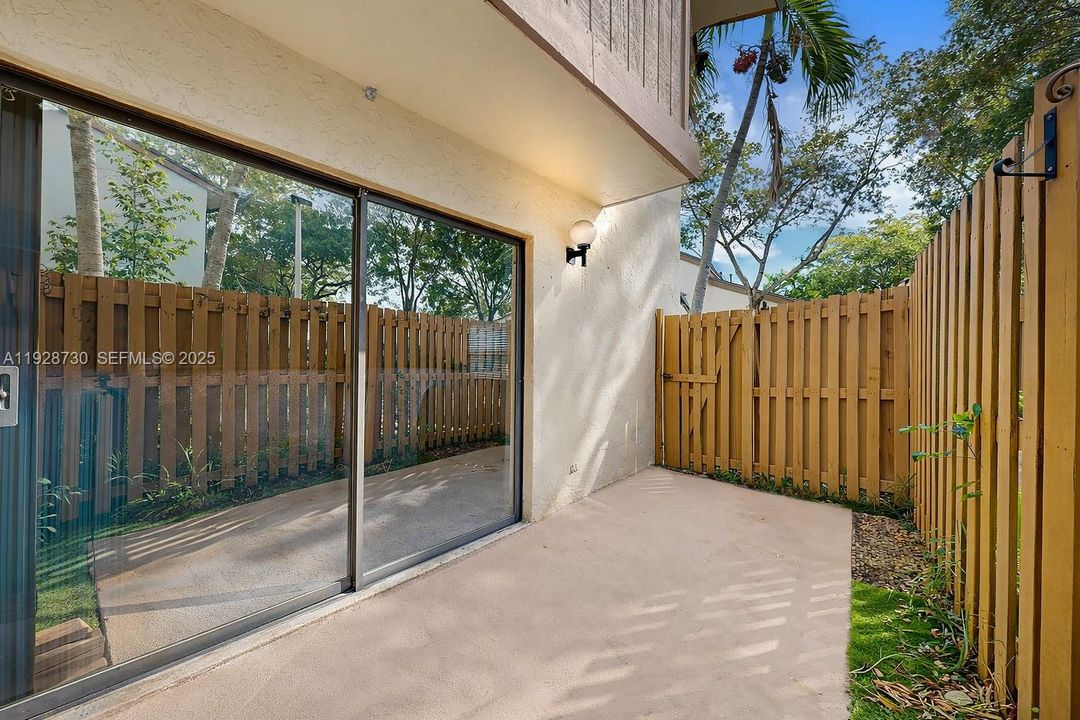 For Sale: $370,000 (2 beds, 1 baths, 1100 Square Feet)