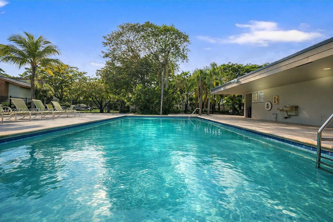 For Sale: $370,000 (2 beds, 1 baths, 1100 Square Feet)