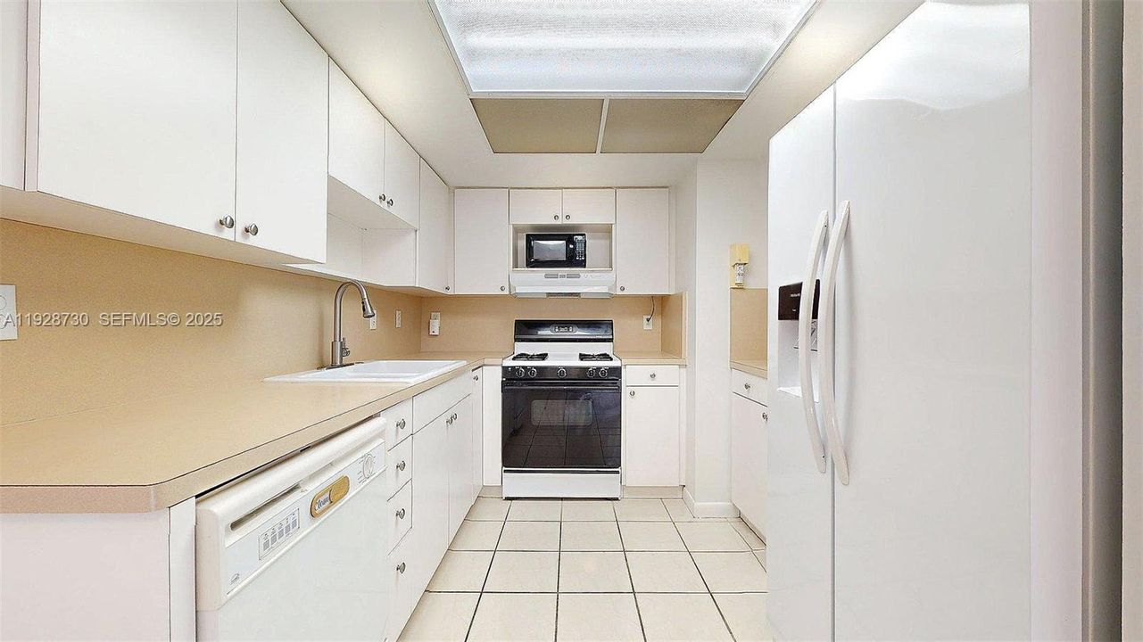 For Sale: $370,000 (2 beds, 1 baths, 1100 Square Feet)