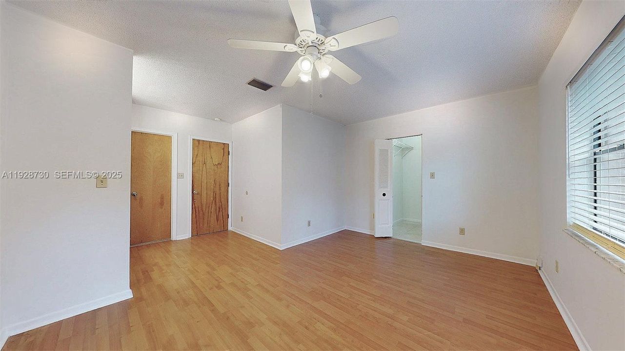 For Sale: $370,000 (2 beds, 1 baths, 1100 Square Feet)