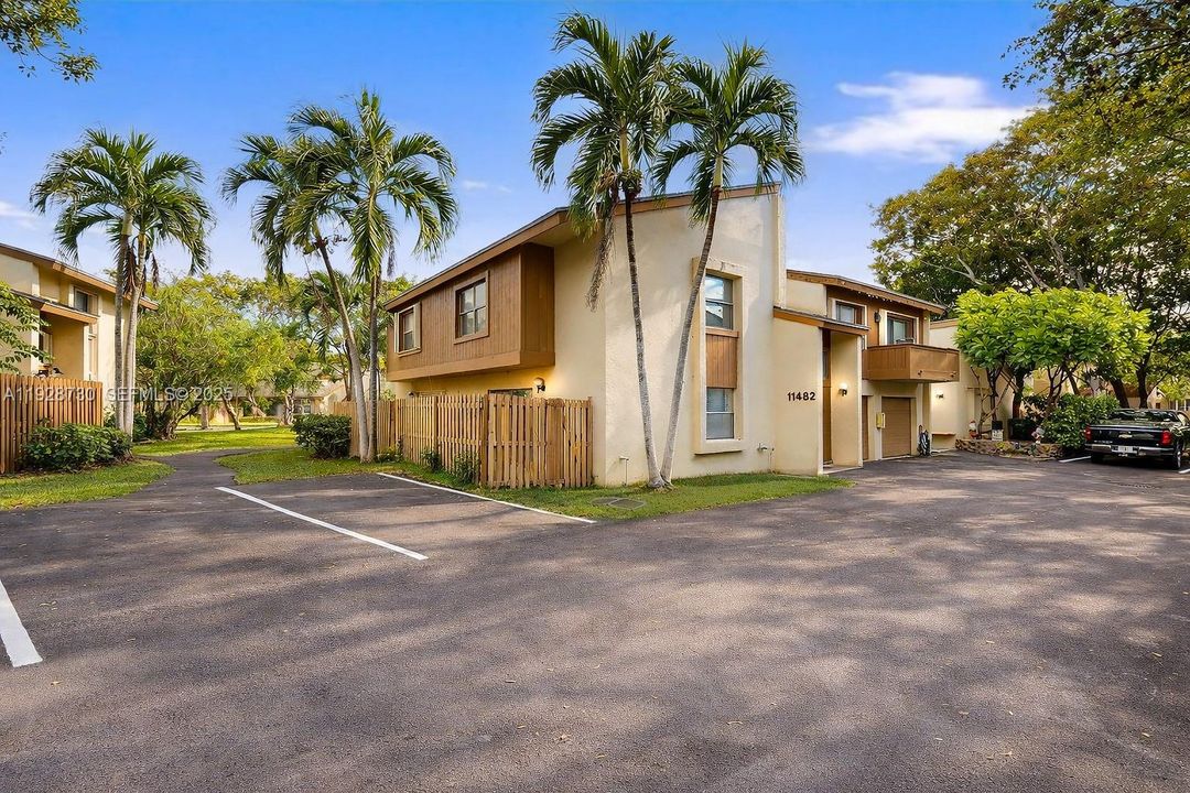 For Sale: $370,000 (2 beds, 1 baths, 1100 Square Feet)