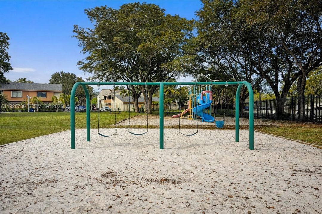 For Sale: $370,000 (2 beds, 1 baths, 1100 Square Feet)