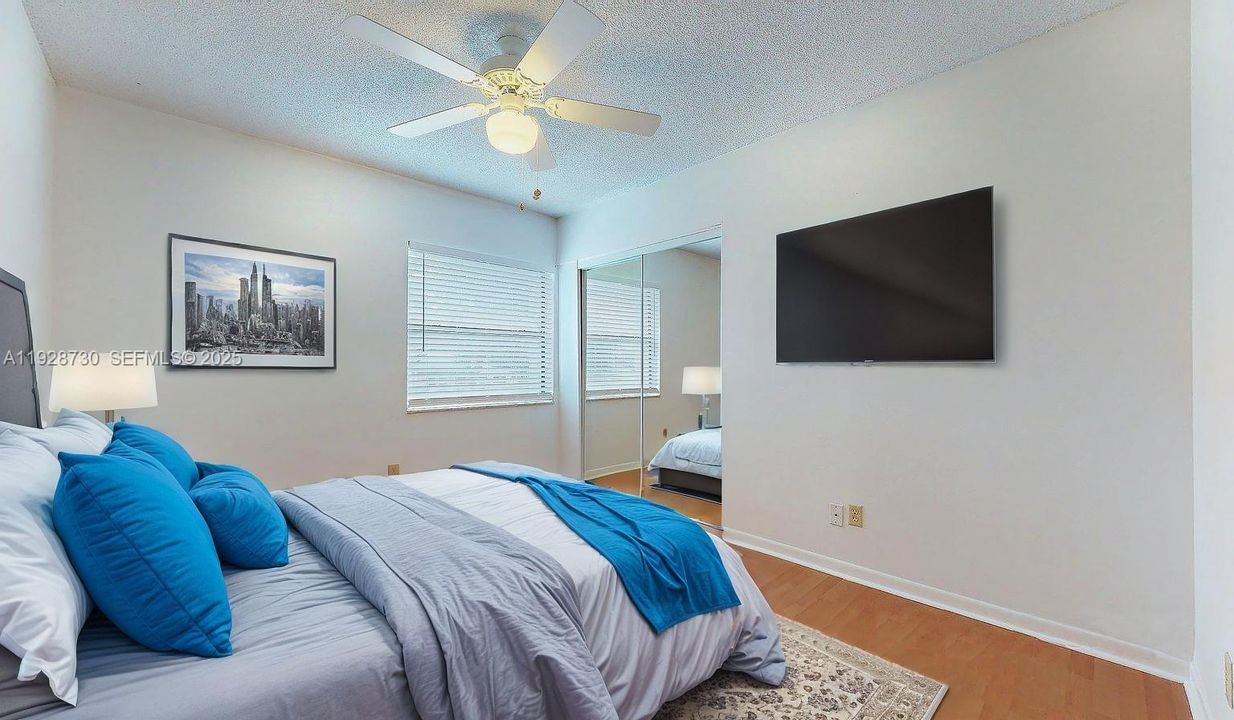 For Sale: $370,000 (2 beds, 1 baths, 1100 Square Feet)