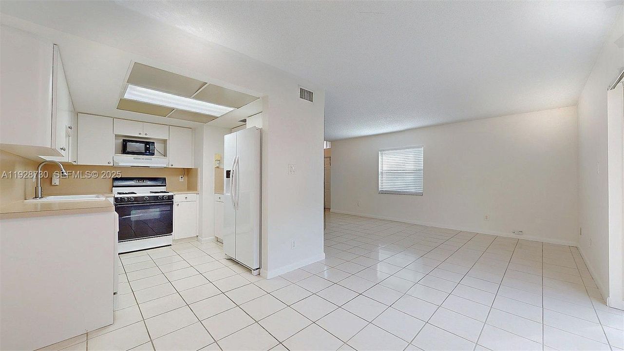 For Sale: $370,000 (2 beds, 1 baths, 1100 Square Feet)