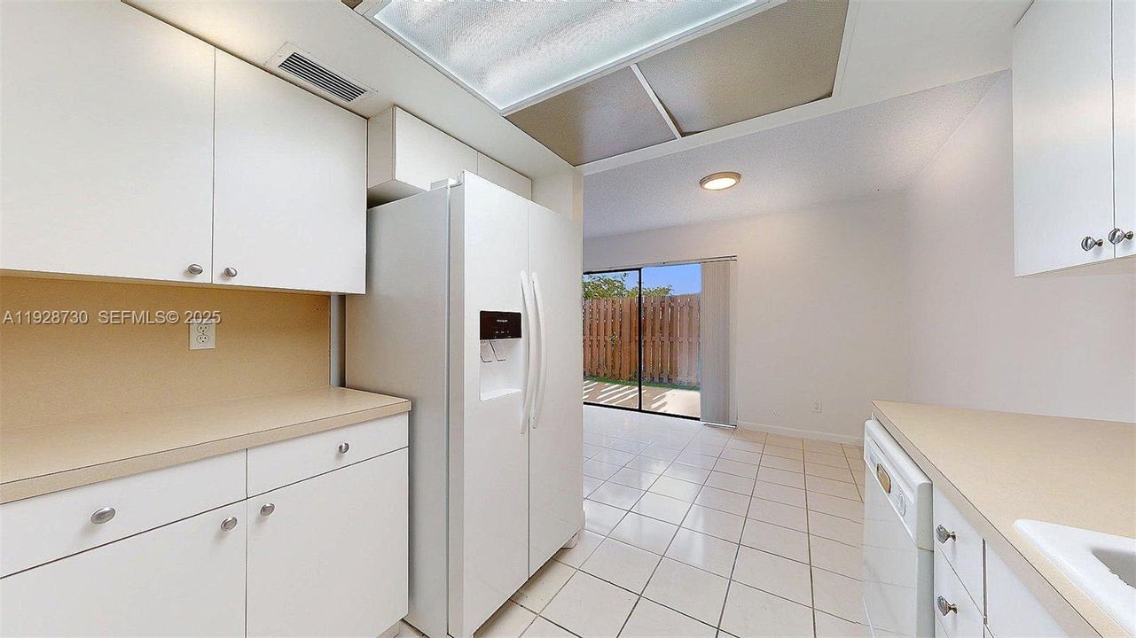 For Sale: $370,000 (2 beds, 1 baths, 1100 Square Feet)