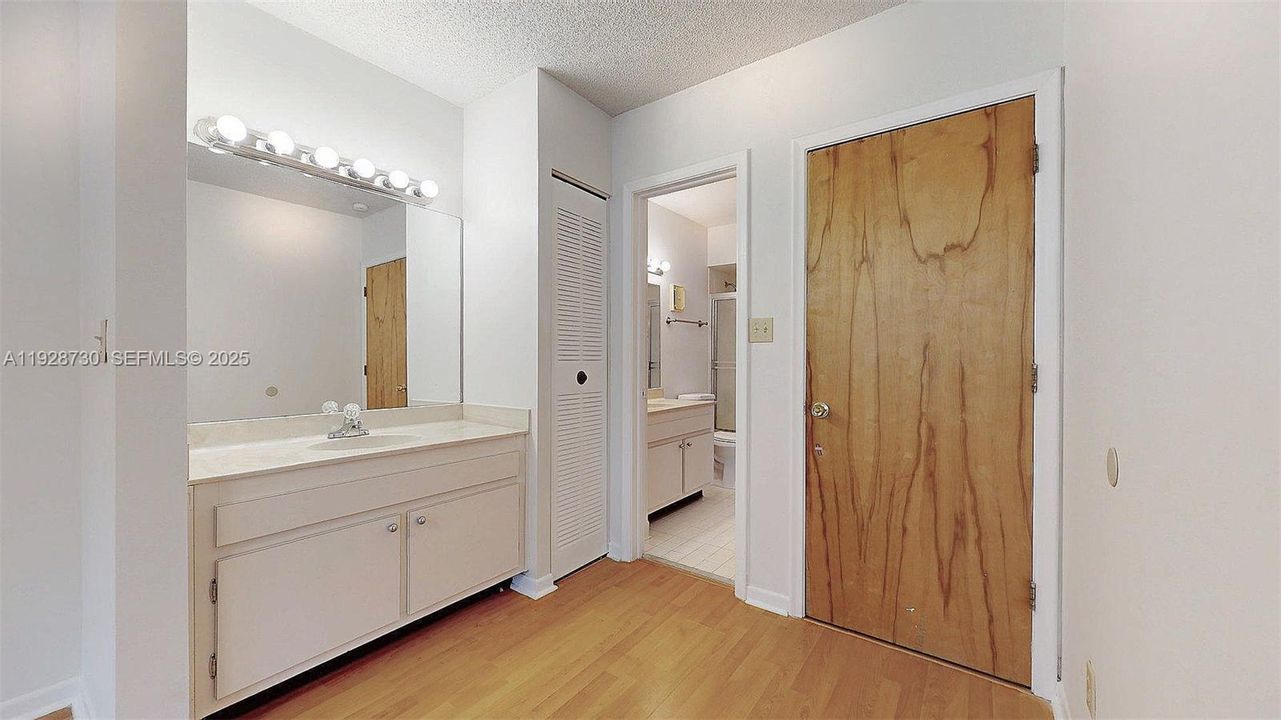 For Sale: $370,000 (2 beds, 1 baths, 1100 Square Feet)