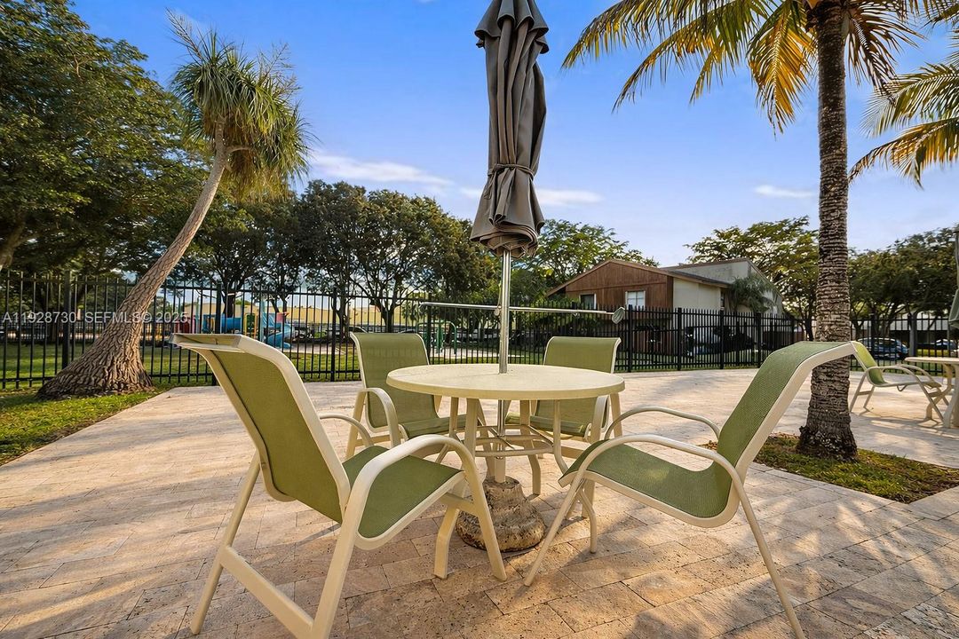 For Sale: $370,000 (2 beds, 1 baths, 1100 Square Feet)