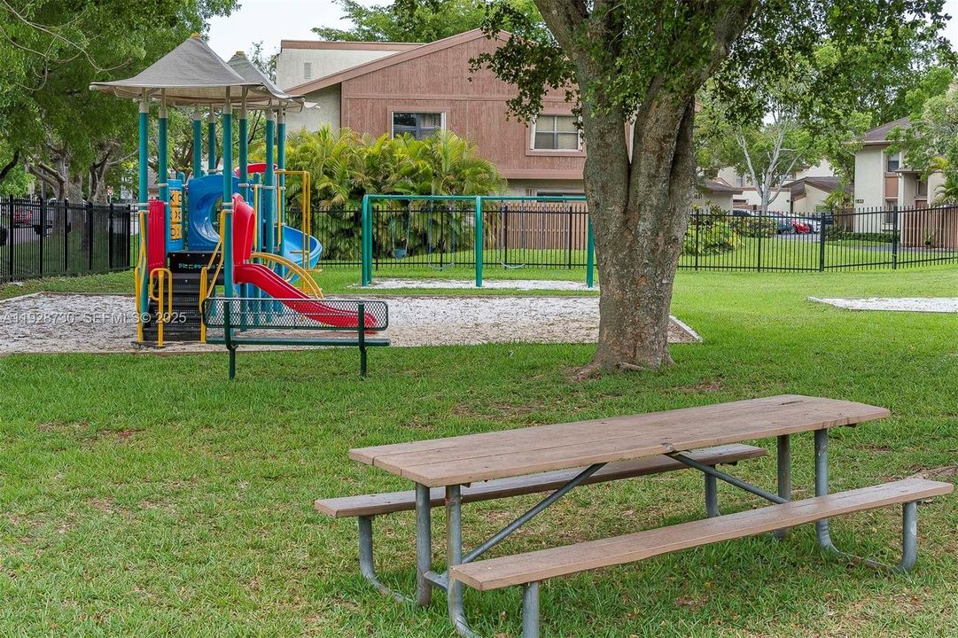 For Sale: $370,000 (2 beds, 1 baths, 1100 Square Feet)