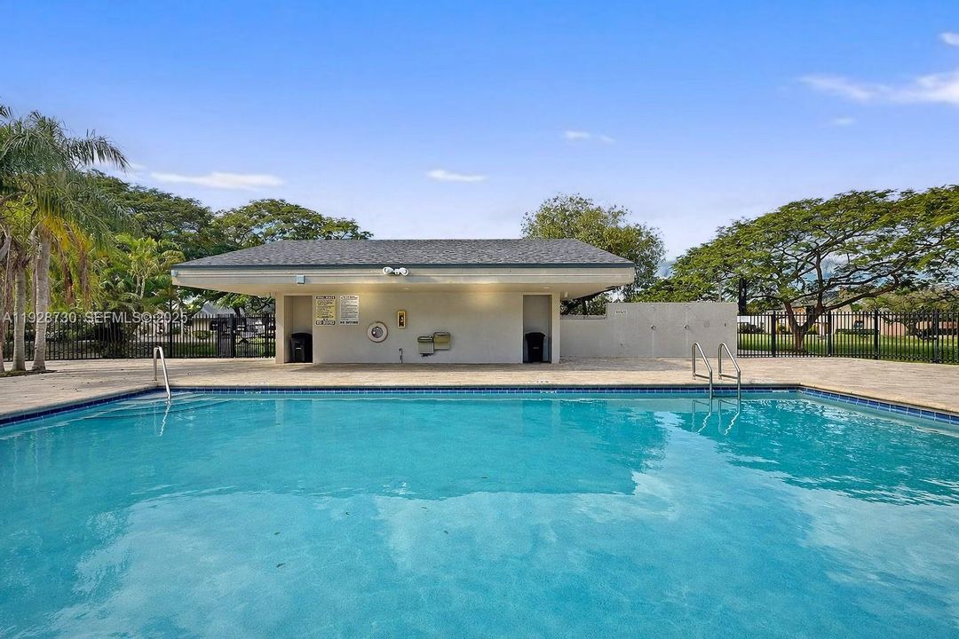 For Sale: $370,000 (2 beds, 1 baths, 1100 Square Feet)