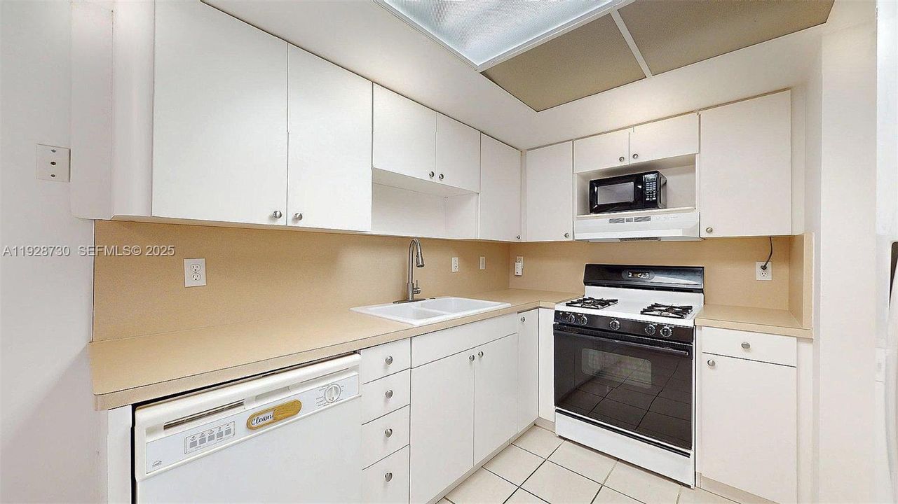 For Sale: $370,000 (2 beds, 1 baths, 1100 Square Feet)