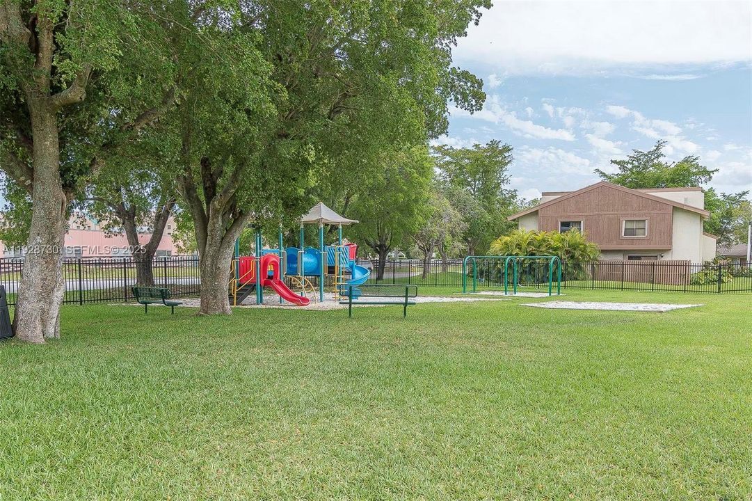 For Sale: $370,000 (2 beds, 1 baths, 1100 Square Feet)